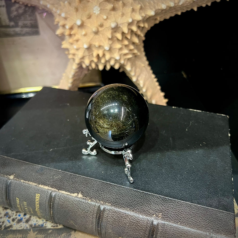 Miniature : Sphère d'obsidienne noire sur trépied en métal argenté sur des livres noirs