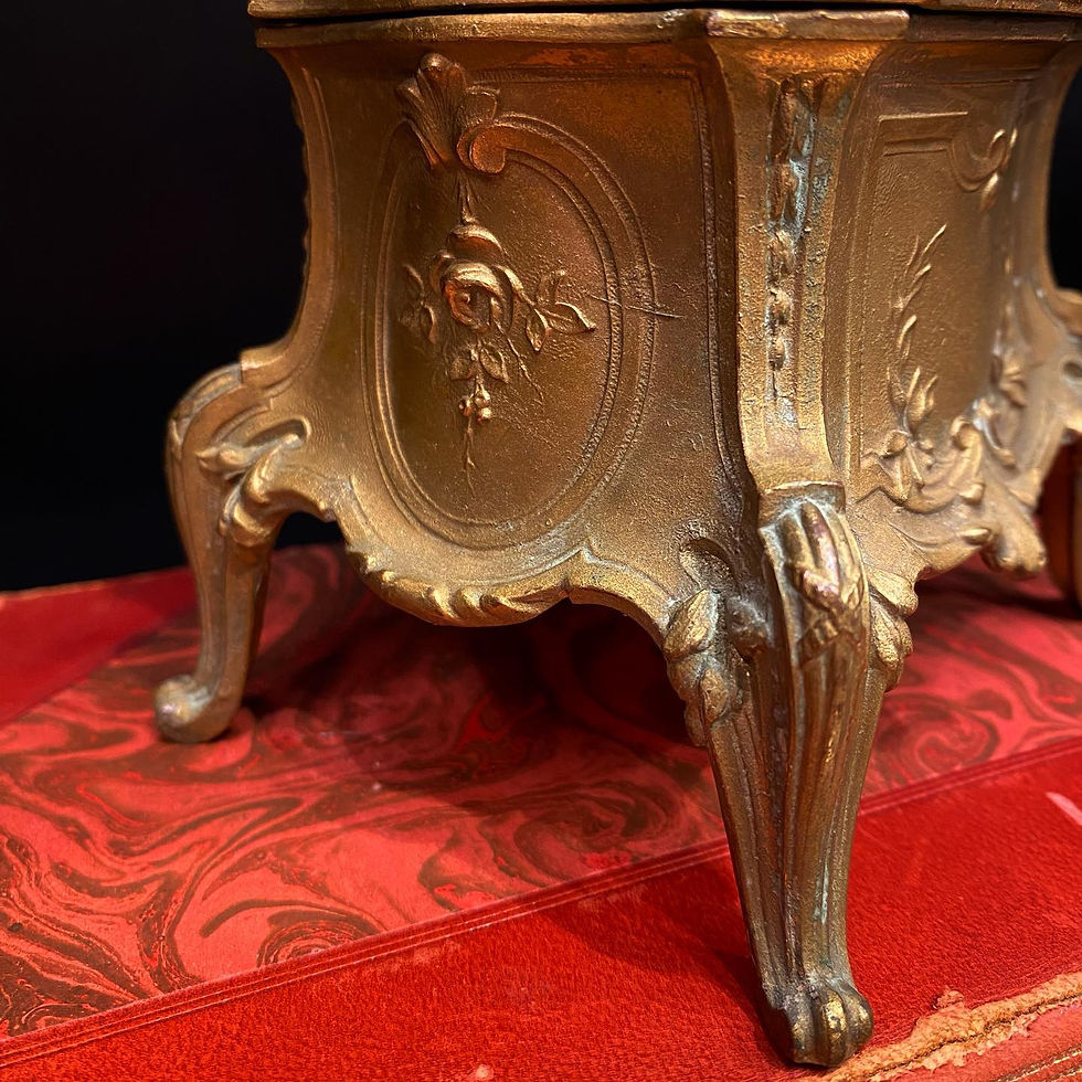 Miniature : pieds d'un coffret à bijoux ancien