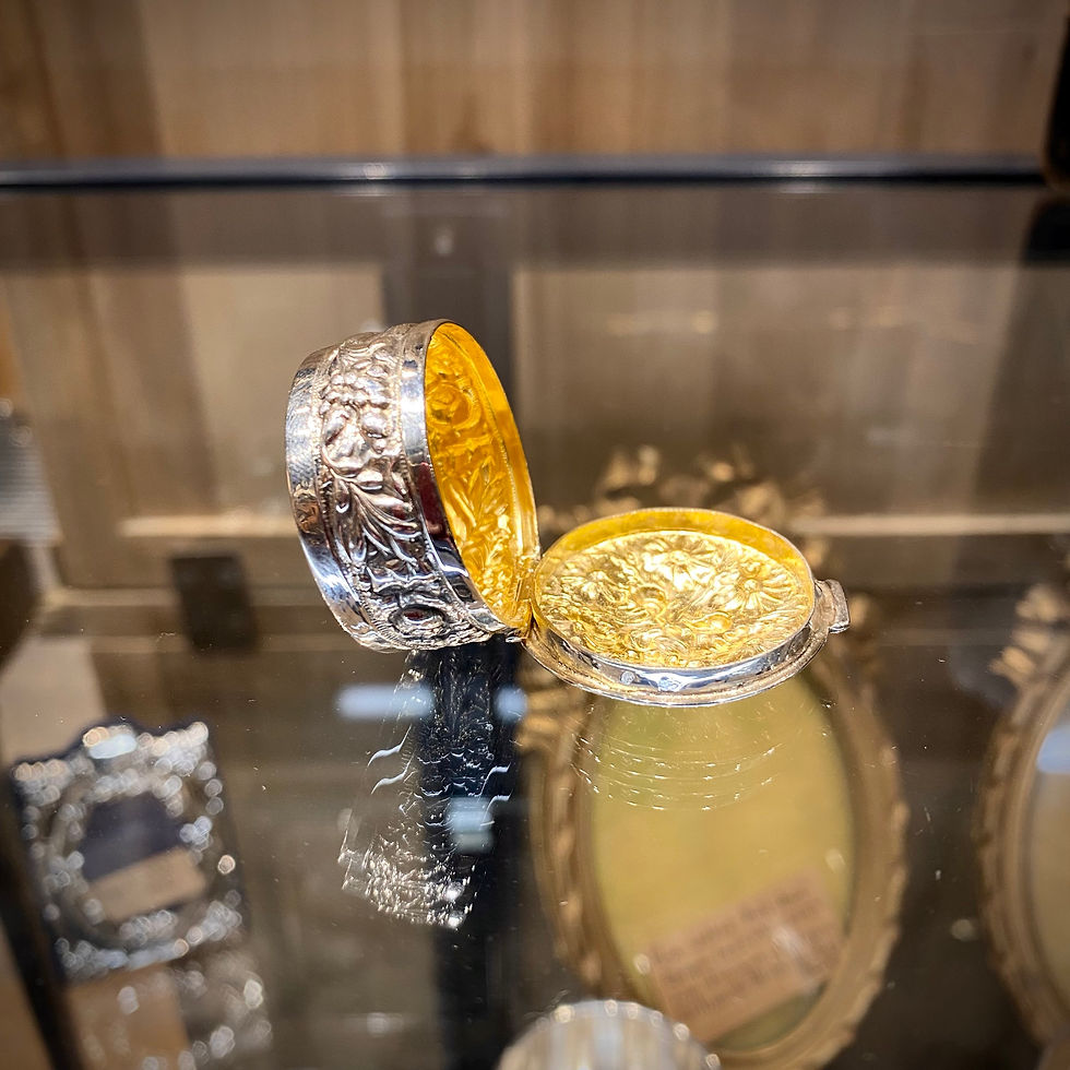 Miniature : Pilulier en argent et vermeil 