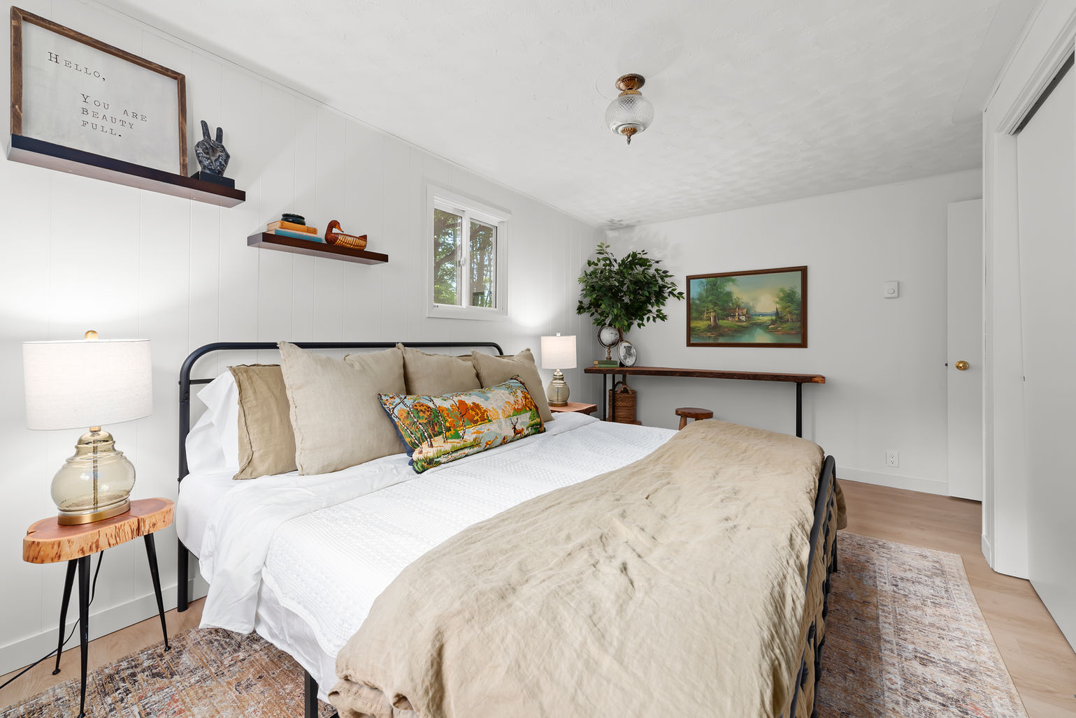 king sized bed, large bedroom