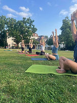 Schnapp dir deine Matte und geniesse eine Mischung aus dynamischem Vinyasa und entspanntem Hatha – während die Kids bei uns bestens betreut sind. Egal ob Anfänger:in oder mit Yoga-Erfahrung: Tanke neue Energie und bringe Körper und Geist in Balance. Bitte bring deine eigene Yogamatte mit.