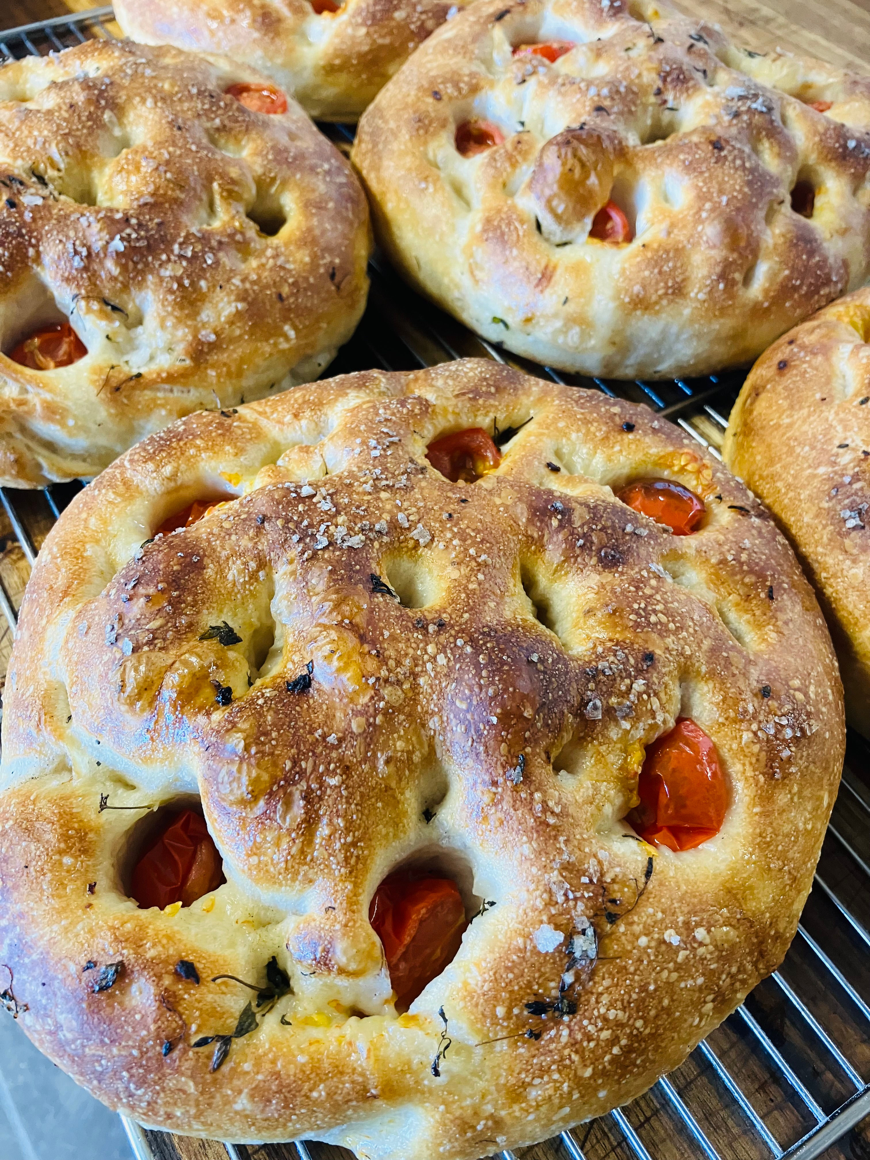 Focaccia med tomat, hvitløk og timian