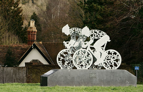 The_Cycle_Race_Sculpture_(geograph_6046287).jpeg
