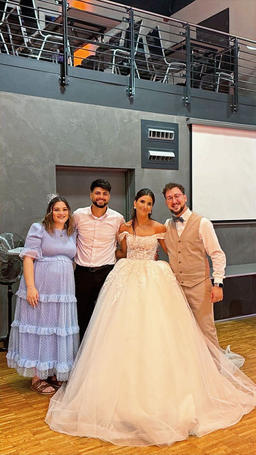 Man sieht einen Hochzeits DJ NRW zusammen mit seiner Assitentin und einem Brautpaar welches glücklich über die Hochzeit ist.