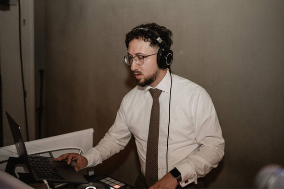 Hier sieht man einen Dj Minden am Musik mixen für eine Hochzeit in Nürnberg