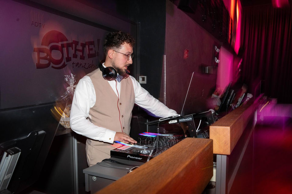 DJ Gütersloh Toni Tozzi am Musik mixen für eine Hochzeit im Tanzhaus Hannover