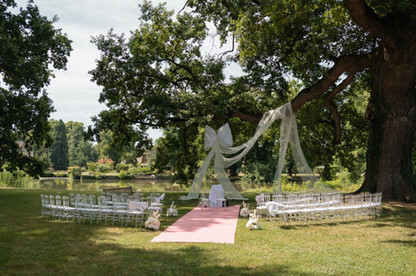 Cérémonie laïque dans un parc baigné de soleil en plein été