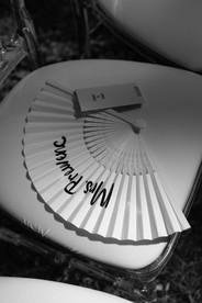 Cérémonie laïque dans un parc baigné de soleil en plein été