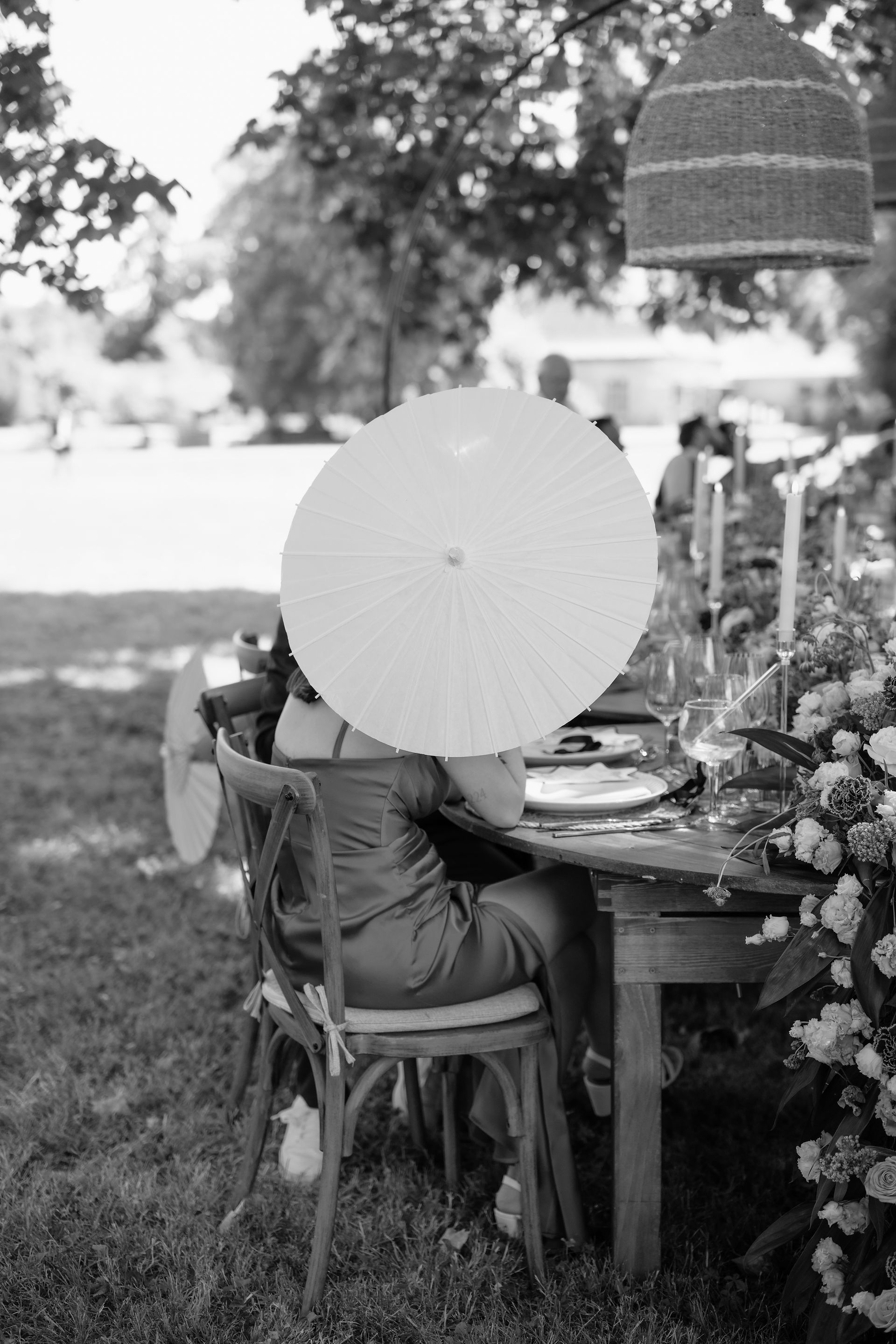 Ambiance conviviale et festive lors de la soirée de mariage