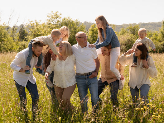 Portrait de famille spontané et vivant pris sur le vif par une photographe de reportage près de Sélestat.