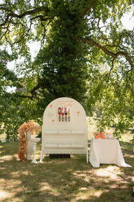 Ambiance conviviale et festive lors de la soirée de mariage