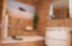 Bad mit Regendusche (nicht im Bild) und Badewanne. Handlasierte franz. Fliesen.