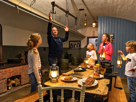 Kinderen met olielampen tijdens een activiteit in Fort aan den Ham in Uitgeest.