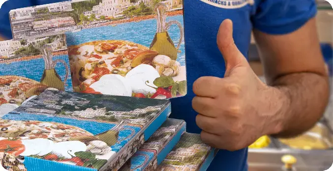 Mann mit Daumen hoch neben Pizzakartons, leckerando Pizza Lieferung