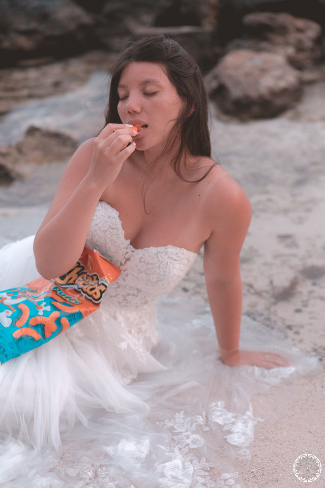 Manutea Rambaud maanurmd photographie photographe pacifique océanie photo shooting séance polynésie française tahiti mariage couple shooting mer ocean robe de mariée love amour hors cérémonie poétique dark moorea