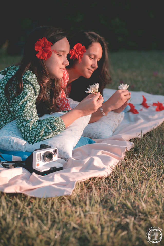 Manutea Rambaud maanurmd photographie photographe pacifique océanie photo shooting séance polynésie française tahiti entre soeurs séance sister famille hibiscus local dreamy