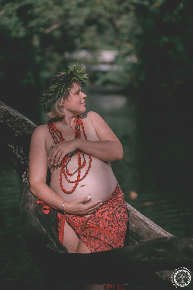Manutea Rambaud photographe tahiti polynésie française portrait nature plage forêt féerique mystique fleurs doux poétique tatouage photoshoot tahiti portraits by maanurmd photography maanu rmd manutea rambaud french photographer from french polynesia men portrait grossesse pregnant