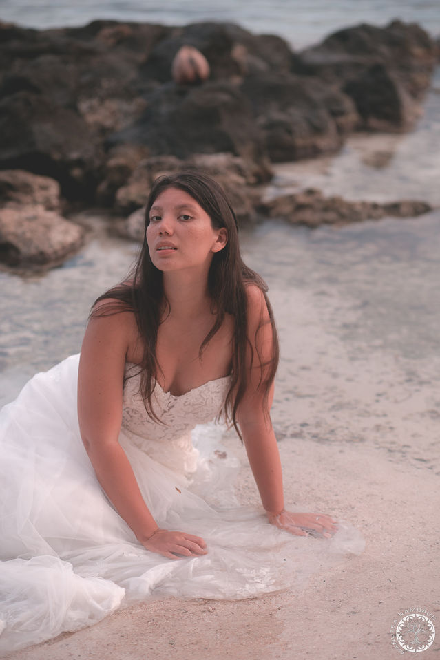 Manutea Rambaud maanurmd photographie photographe pacifique océanie photo shooting séance polynésie française tahiti mariage couple shooting mer ocean robe de mariée love amour hors cérémonie poétique dark moorea