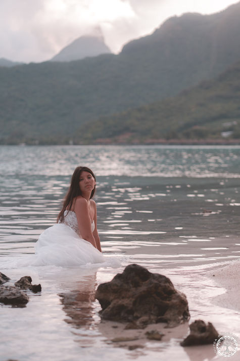 Manutea Rambaud maanurmd photographie photographe pacifique océanie photo shooting séance polynésie française tahiti mariage couple shooting mer ocean robe de mariée love amour hors cérémonie poétique dark moorea