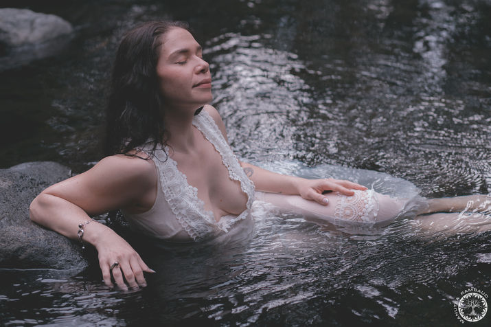 Manutea Rambaud photographe tahiti polynésie française portrait nature plage forêt féerique mystique fleurs doux poétique tatouage photoshoot tahiti portraits by maanurmd photography maanu rmd manutea rambaud french photographer from french polynesia men portrait