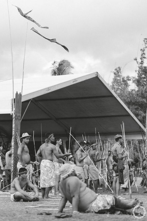 Manutea Rambaud maanurmd photographie photographe pacifique océanie photo shooting séance polynésie française tahiti tuaro maohi tu'aro ma'ohi festivités polynésiennes jeux traditionnels triangle polynésien association concours grimper de cocotier javelot décorticage noix de coco coprah polynesian boy local 2024 juillet