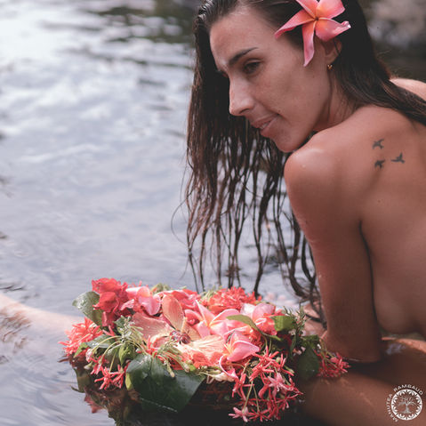 Photographe Tahiti Manutea Rambaud maanurmd photographie tahiti polynésie française champêtre Manutea Rambaud maanurmd photographie photographe pacifique océanie photo shooting séance polynésie française tahiti champêtre fleur poésie nature forêt vallée vally river rivière tableaux local style portraits femme homme