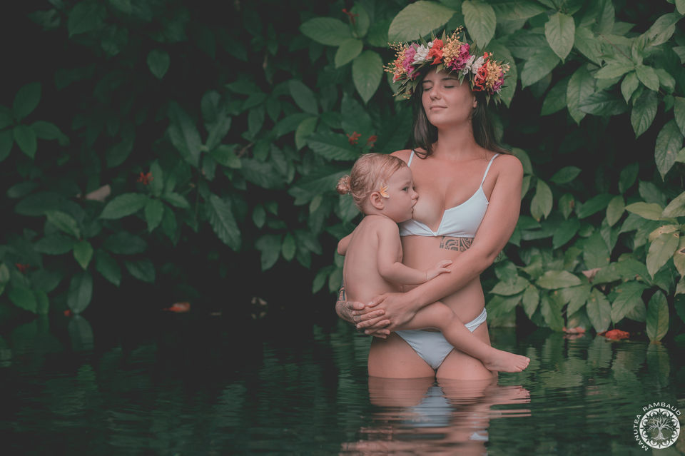 Manutea Rambaud photographe tahiti polynésie française portrait nature plage forêt féerique mystique fleurs doux poétique tatouage photoshoot tahiti portraits by maanurmd photography maanu rmd manutea rambaud french photographer from french polynesia men portrait lifestyle allaitement mom mommy bébé