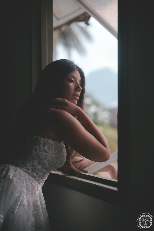 Manutea Rambaud maanurmd photographie photographe pacifique océanie photo shooting séance polynésie française tahiti mariage couple shooting mer ocean robe de mariée love amour hors cérémonie poétique dark moorea