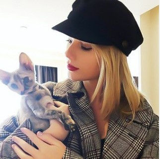 Taylor Swift and her Sphynx, Meredith Grey