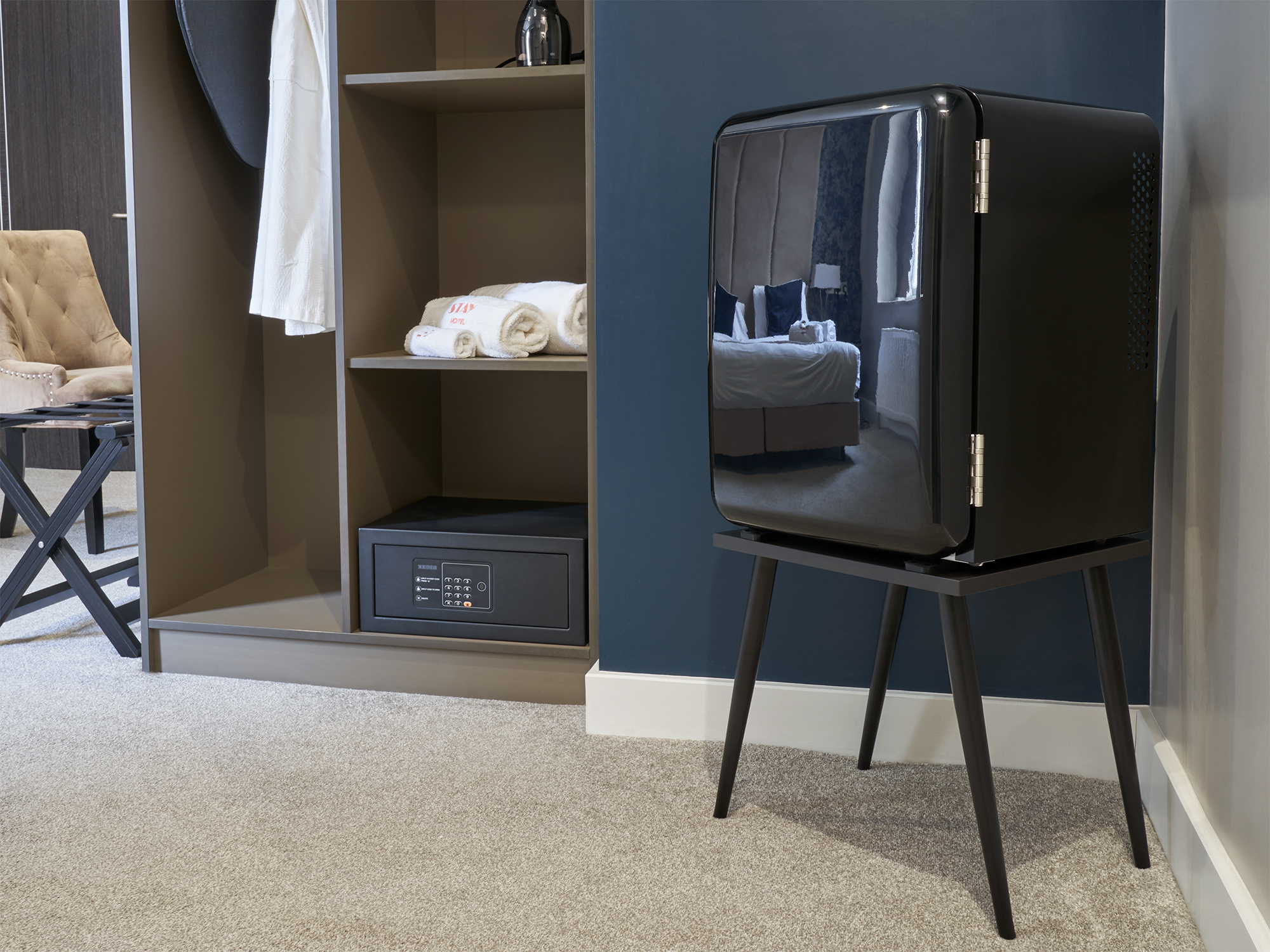 Radley 40L Minibar in Black view 6
