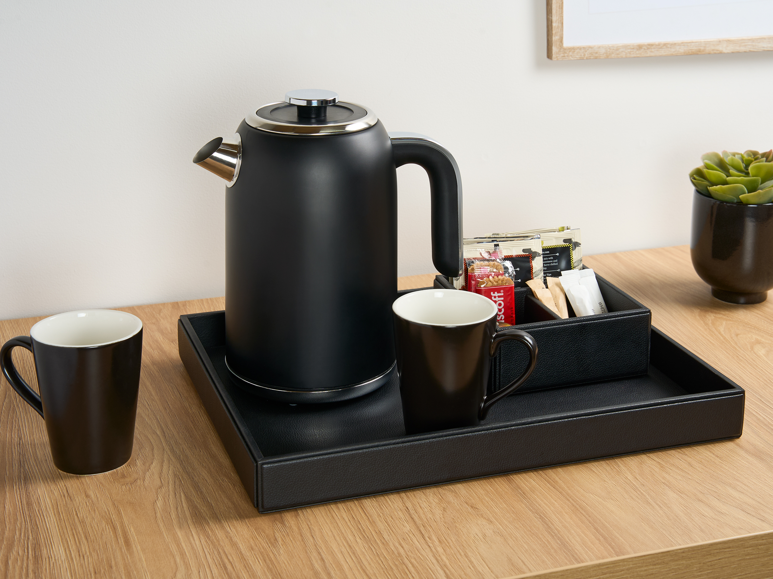 1.8L Kettle (Hertford / SD-259B) in Black & Chrome view 7