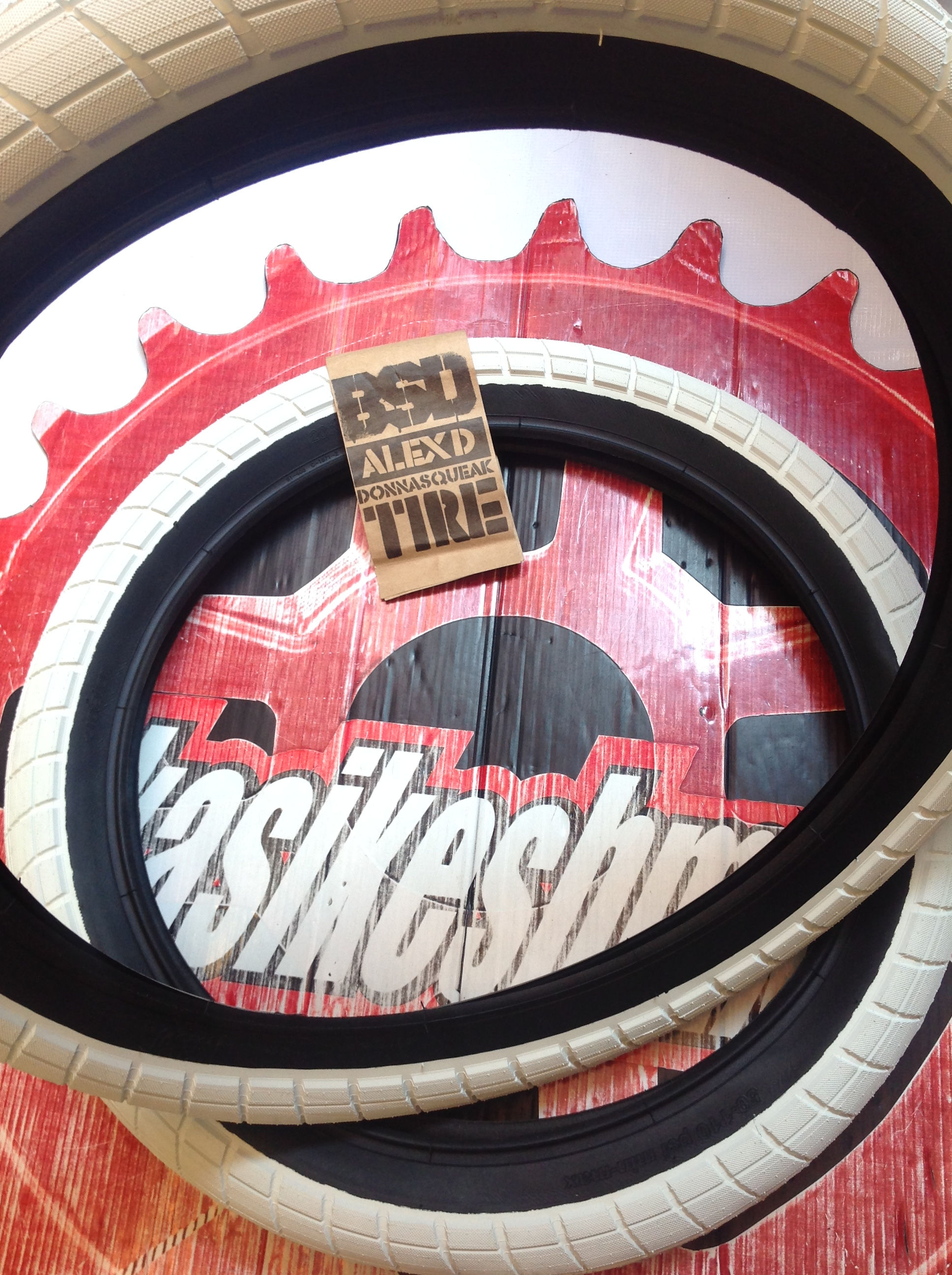 LLANTA BSD DONNASQUEAK 20X2.25'' Y 20X2.40'' PIEZA PISO BLANCO