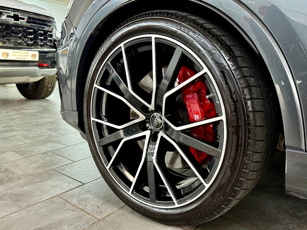 Glänzender Reifen mit frisch versiegelter Felge – Detailing am Sportwagen