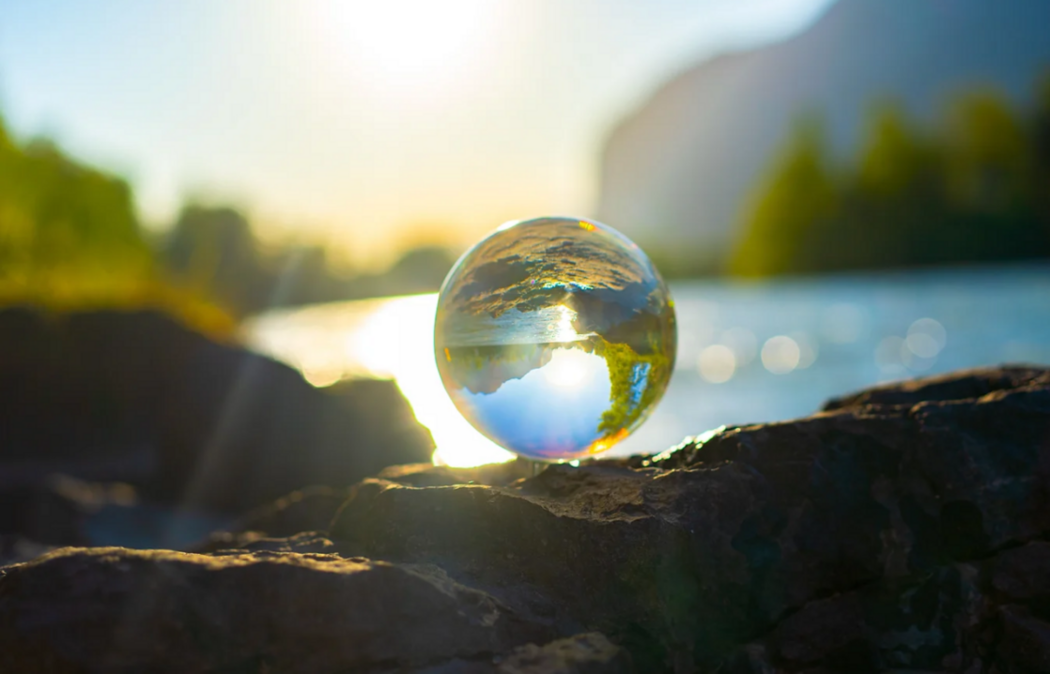 Eine Glaskugel, symbolisch für unsere Zukunft und dessen Umwelt. das Unternehmen Energieberatung Greifendorf möchte hier Vernatwortung übernehmen und unseren Nachfahren eine bessere Welt hinterlassen.