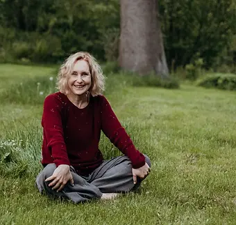 bettina-hartwig-im-gras-embodiment-coaching-hamburg.webp