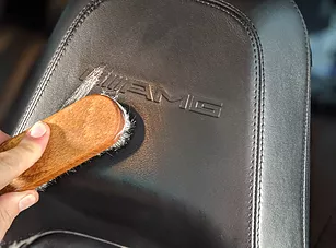 nettoyage d'un siège en cuir de voiture