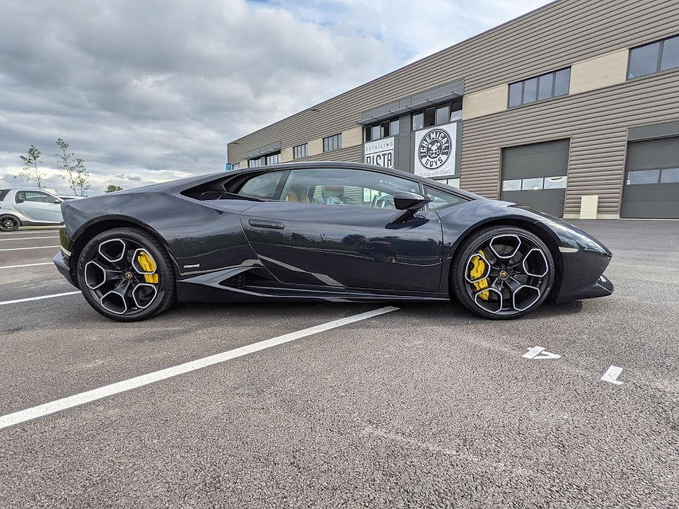 ferrari noire sur le parking de PISTA Detailing