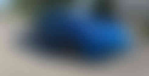 voiture alpine bleue sur route de campagne