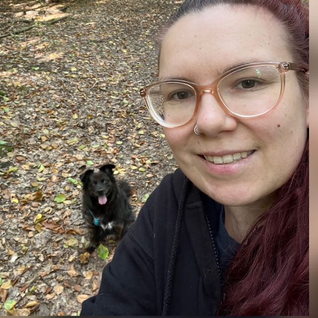 Eine Hundetrainerin mit ihrem Hund.