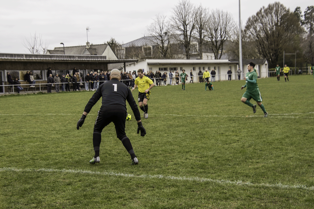 Le but de Tanguy Blanchet, attaquant de l'AS Bourgneuf la Forêt, dans le match face à Laval JS Maghreb, le dimanche 5 mars 2023. © Philippe "Pippo" Jawor, tous droits réservés.