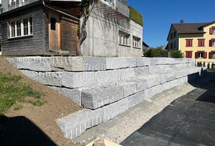 Umgebungsarbeiten - neue Steinmauer, Bütschwil