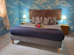 Dormitorio del apartamento C con cama doble