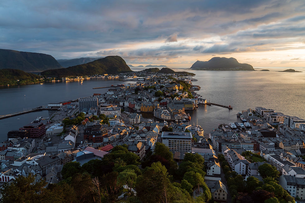 Vogelperspektive auf Ålesund im Sonnenuntergang bei Norwegen Flitterwochen.
