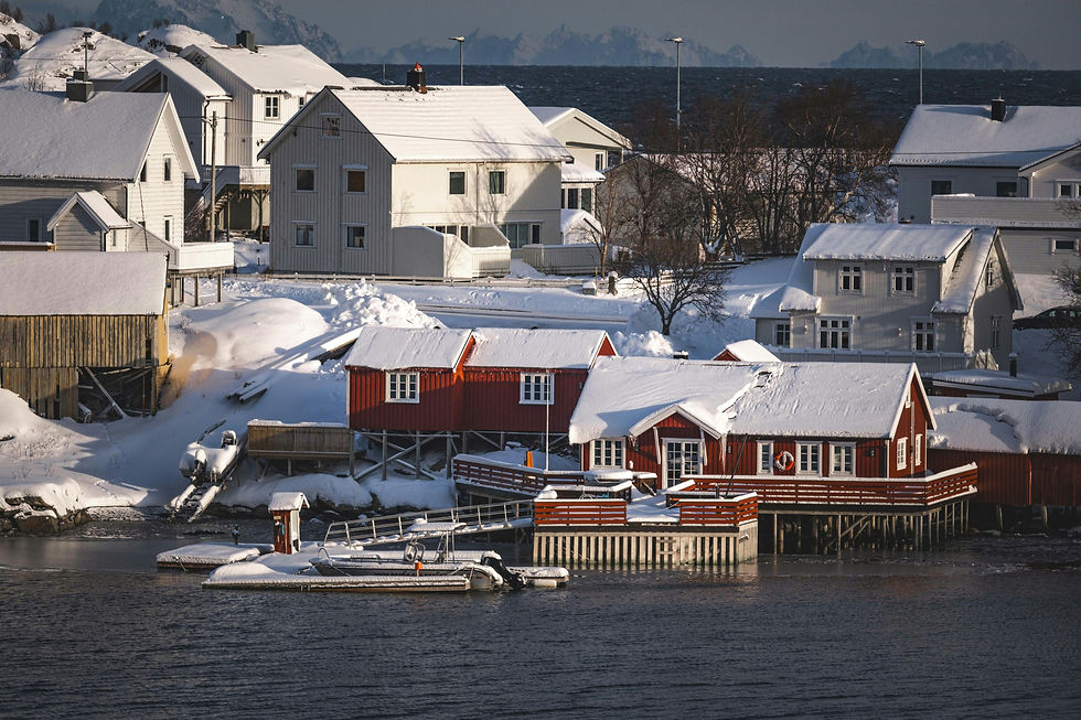 Verschneite Rorbuer am Fjord in den Lofoten auf einer Hochzeitsreise