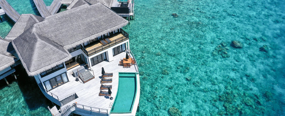 Luftaufnahme eines Overwater Bungalows in einem Resort in den Malediven mit eigenem türkisem Pool
