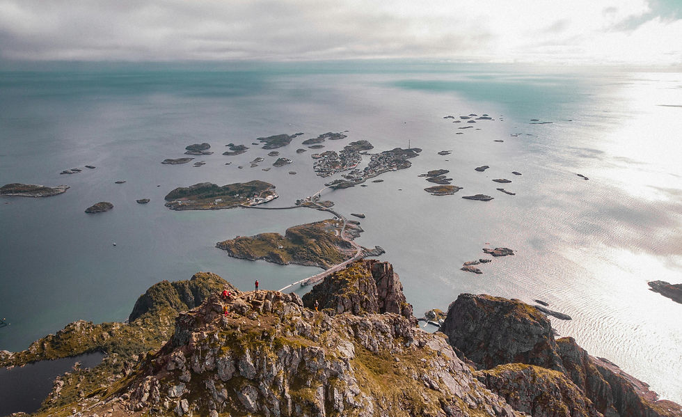 Luftaufnahme über die Insellandschaft von Henningsvaer Lofoten
