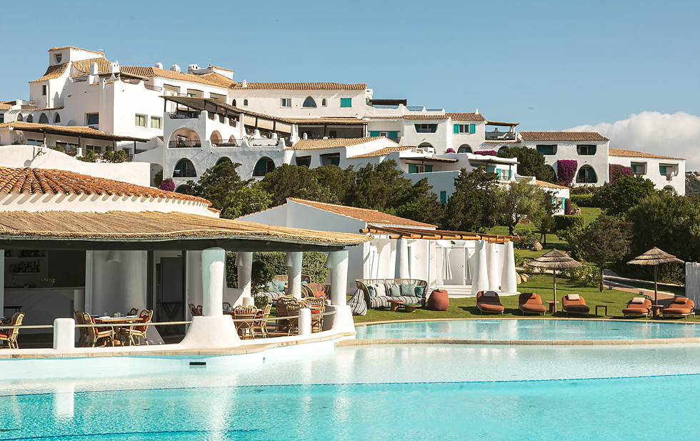 Weiß getünchtes Boutique-Hotel mit Pool und türkisfarbener Bucht auf Sardinien
