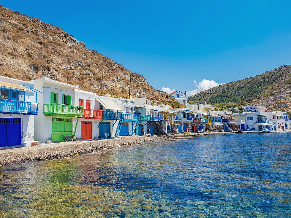 Farbenfrohe Häuser in der Bucht von Milos