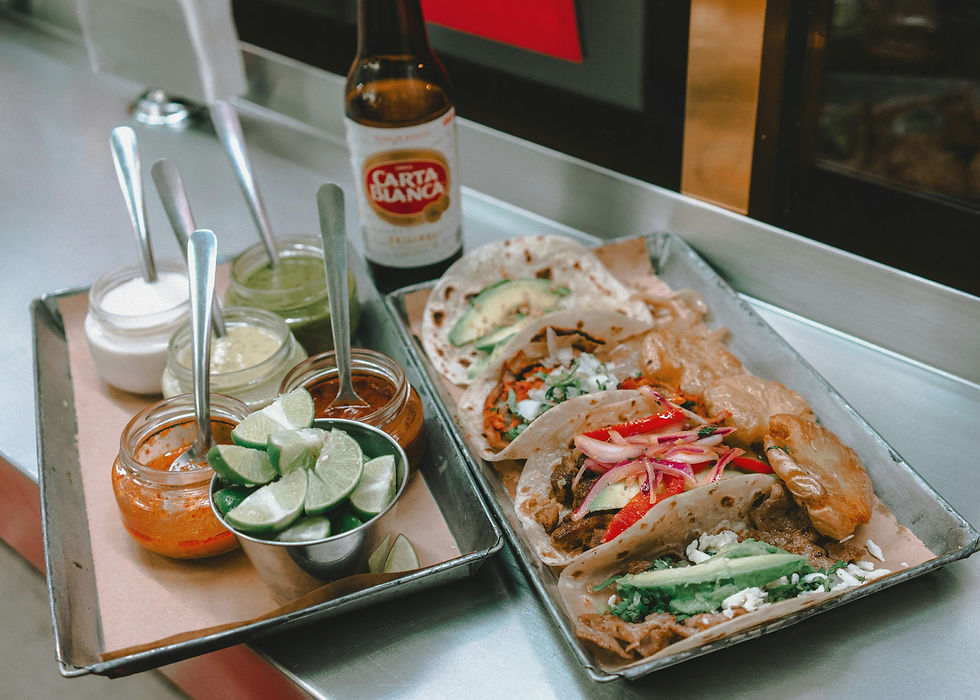 Traditioneller Street Food-Stand in Mexiko-Stadt mit frischen Tacos