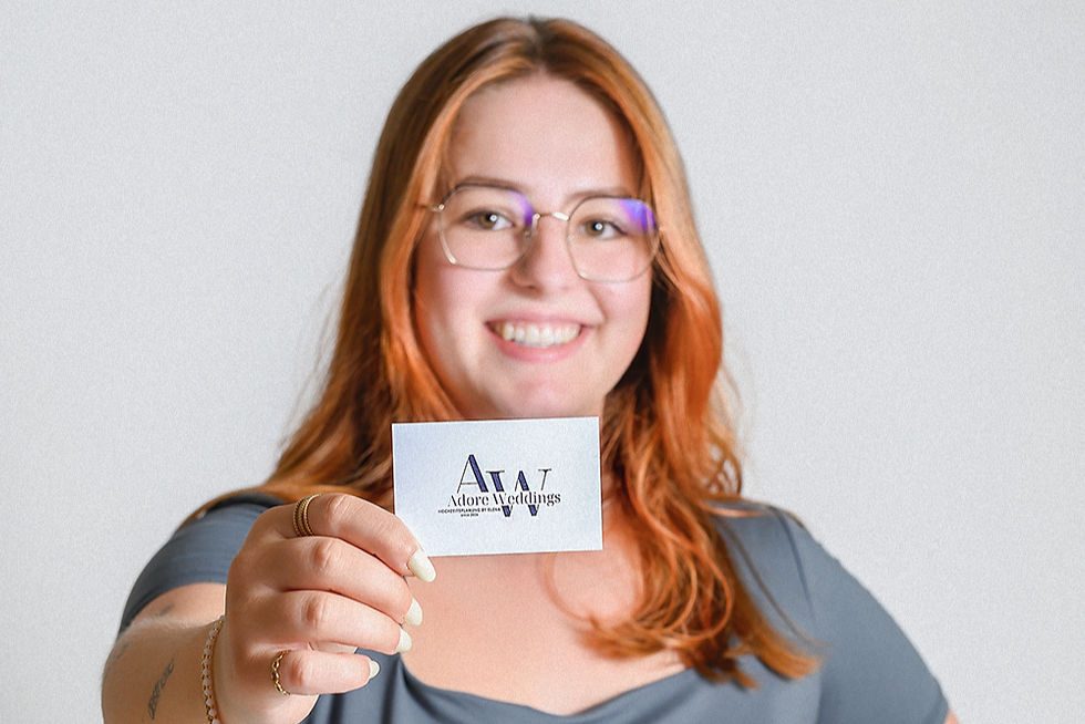 Elena von Adore Weddings mit Visitenkarte